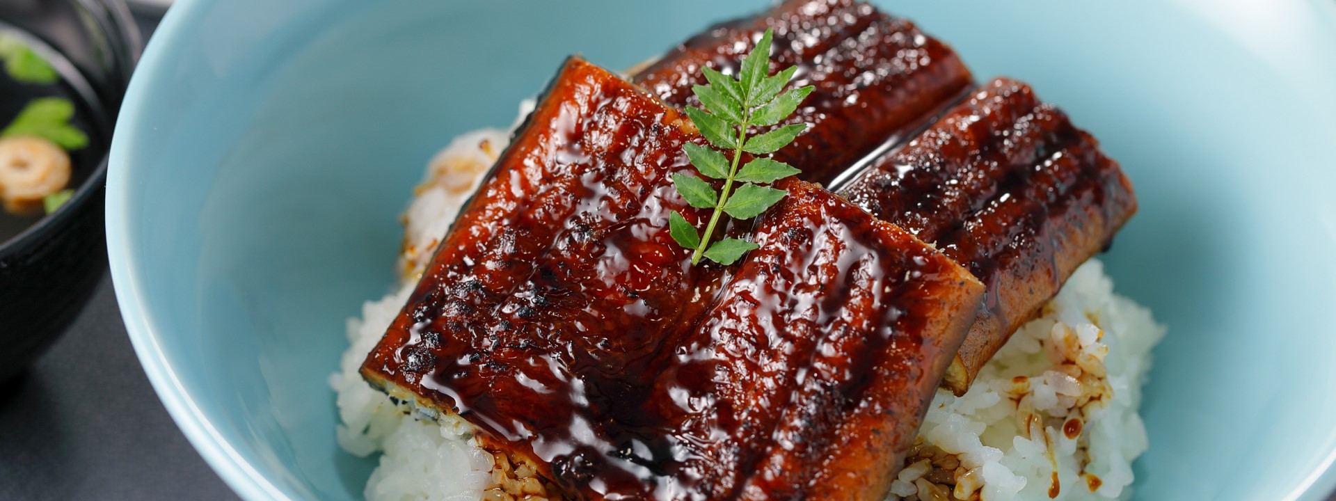 ～三河一色産　おいしいめすうなぎ～　「艶鰻」のうなぎ丼