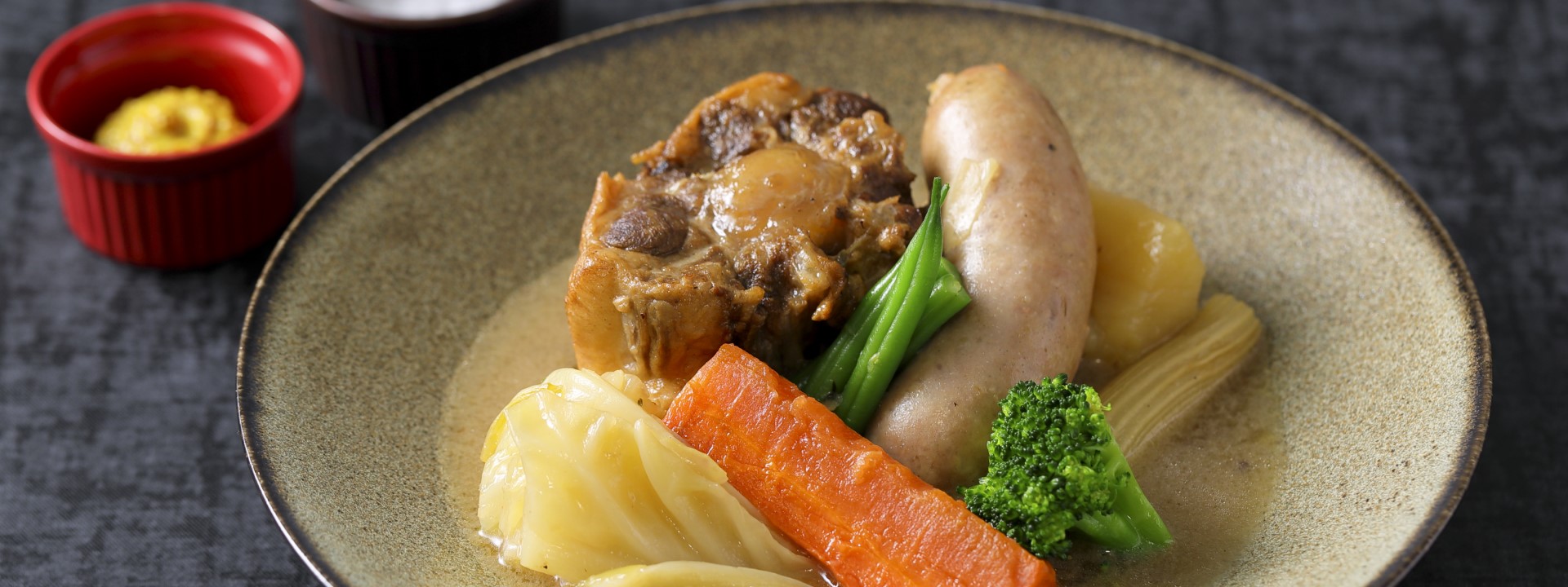 国産牛テールと粗挽きソーセージのポトフ